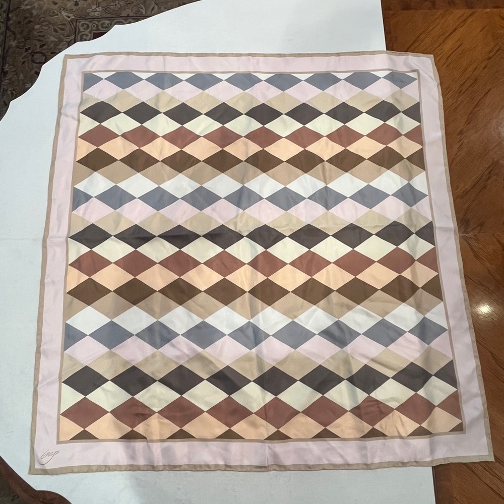 Vintage Gap pastel diamond pattern Geometric rolled edge silk style scarf.